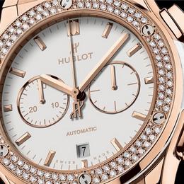 Хронограф Hublot Classic Fusion: гармония белоснежного циферблата и бриллиантов